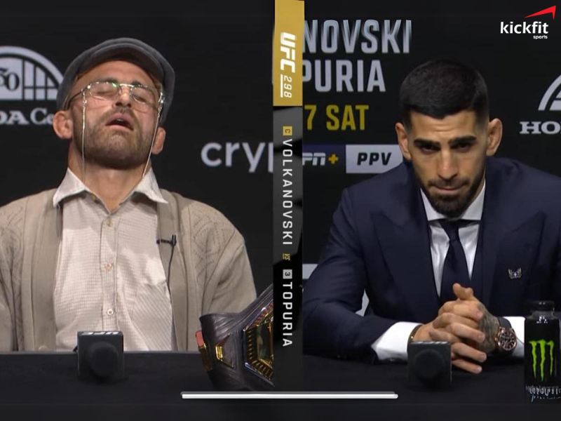 Alexander Volkanovski ngủ gật trong buổi họp báo UFC 298 khi Ilia Topuria phát biểu