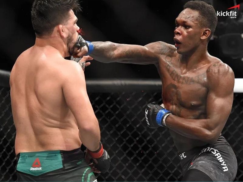 Những cú tấn công thần sầu của Israel Adesanya đã khiến Kelvin Gastelum ăn đủ tại UFC 236
