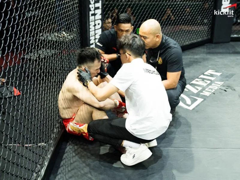 Sau khi được ban y tế kiểm tra, Phan Thanh Tùng được nhận định không thể tiếp tục trận đấu
