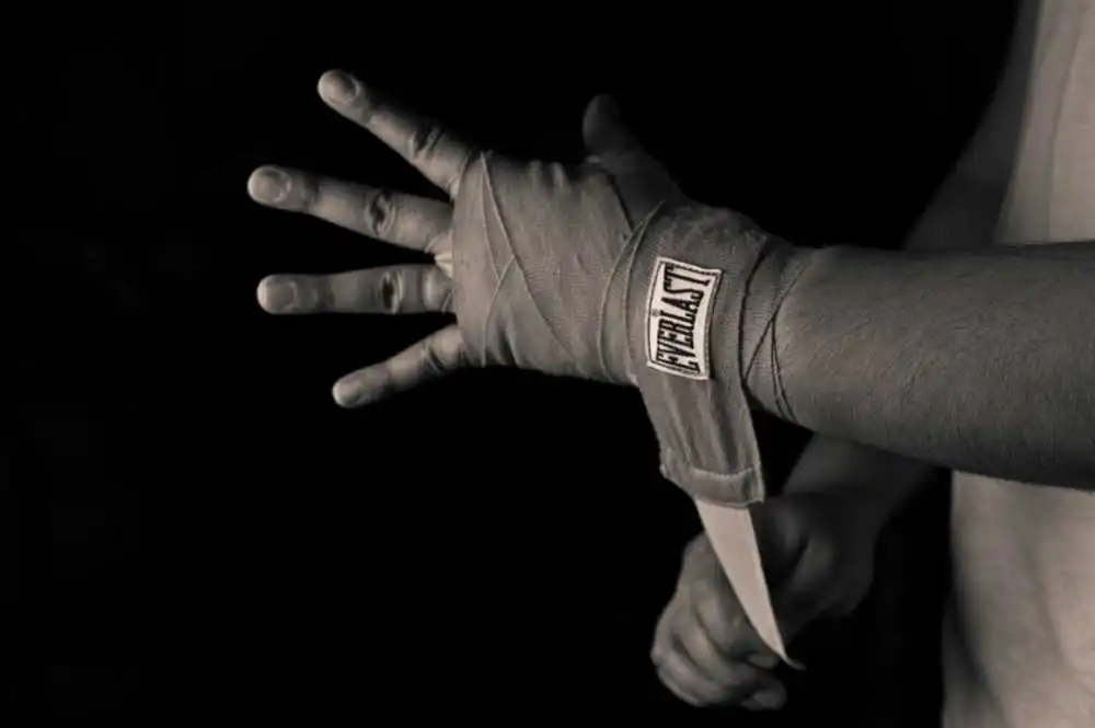 Đeo băng đa giúp hạn chế lật cổ tay khi đấm