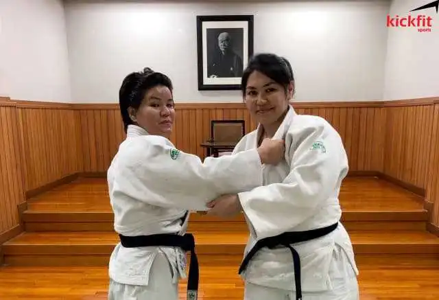 Friba Rezayee (phải) luyện tập với Zakera tại Viện Kodokan, Nhật Bản