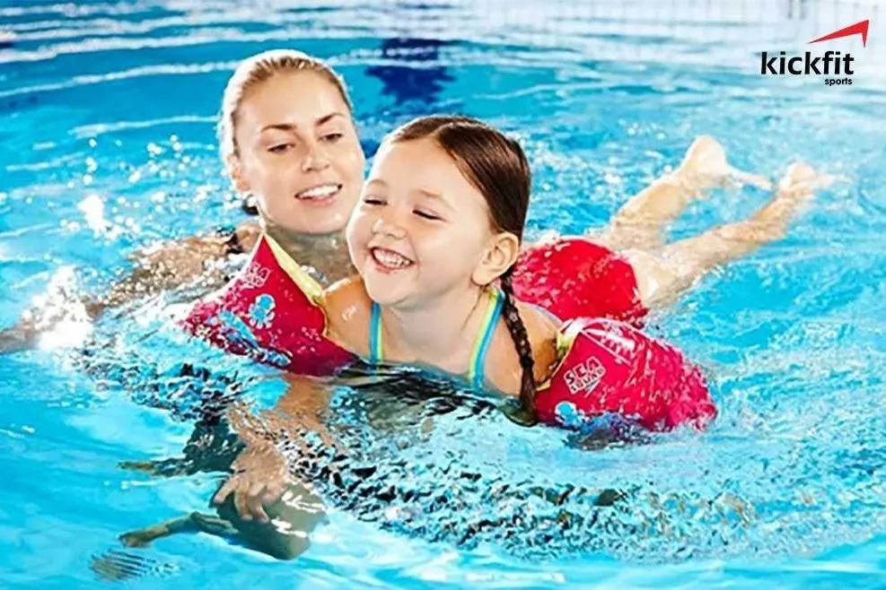 5 lợi ích tuyệt vời khi cho trẻ học bơi từ sớm