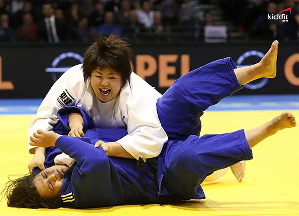 kanae-yamabe-mau-lua-tren-san-dau-judo