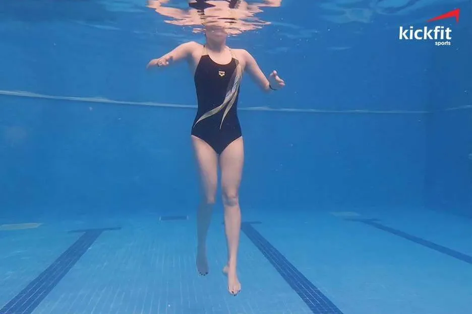 Bật mí kỹ thuật đứng nước lâu không mất sức khi bơi