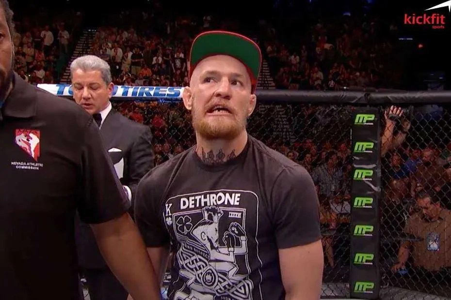Chiếc răng của McGregor bị Poirier đánh gãy làm đôi tại UFC 178