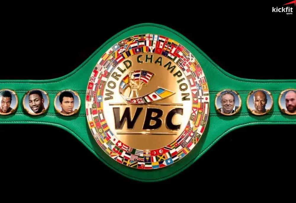 Hình ảnh Mayweather trên những chiếc đai vô địch WBC cùng với những huyền thoại