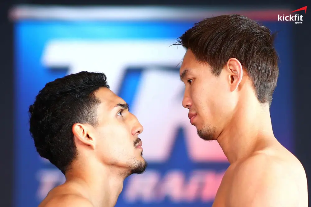 Masayoshi Nakatani (phải) trong lần đối đầu với Teofimo Lopez