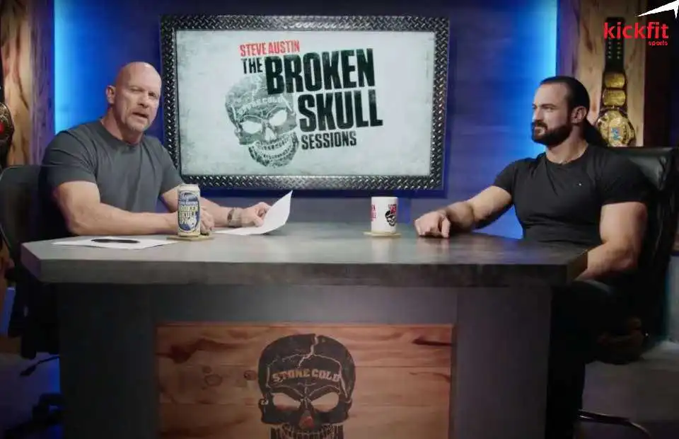 Drew McIntyre và Steve Austin trong một tập của The Broken Skull Sessions cho WWE Network