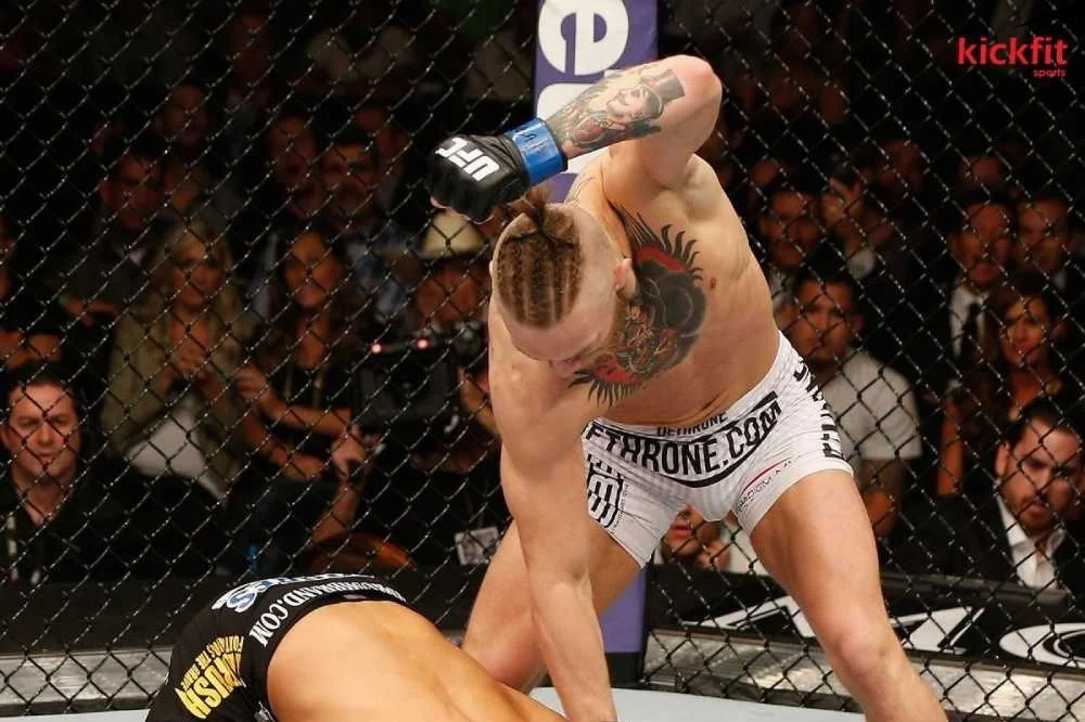 McGregor đã nói gì với Poirier vài giây trước pha knockout tàn nhẫn tại UFC 178