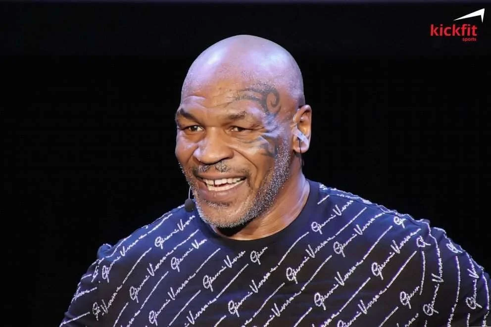 Mike Tyson khiến phóng viên sợ hãi khi thể hiện loat cú đấm uy lực