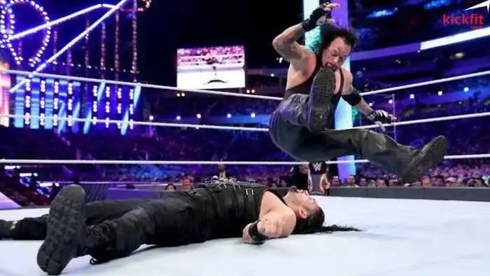 The Undertaker trong một pha tấn công Roman Reigns