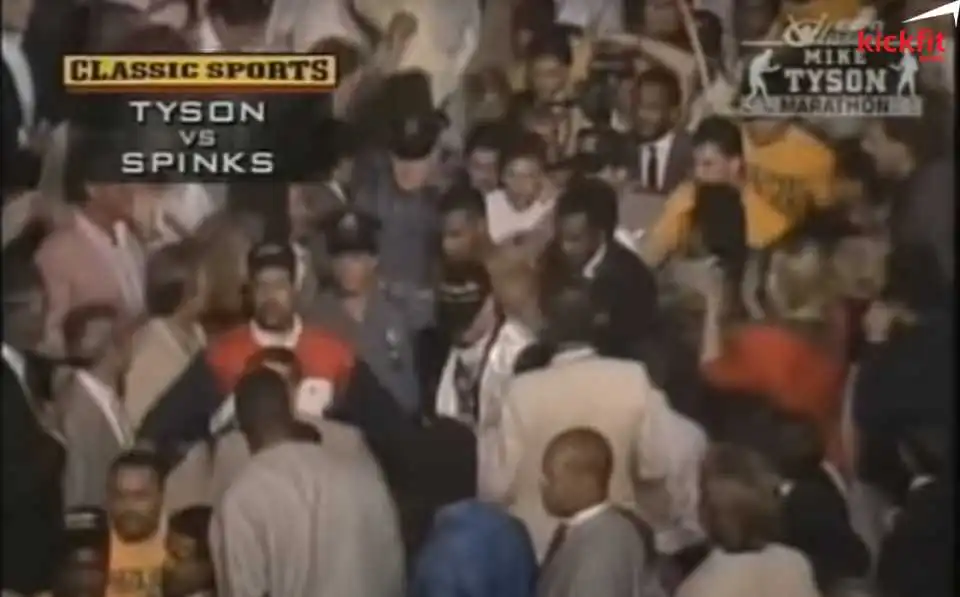NHM vây kín khi Mike Tyson bước vào sàn đấu
