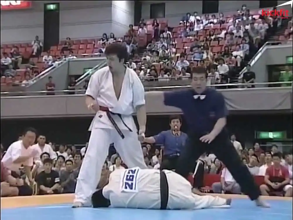 Võ sĩ Kyokushin bị knockout