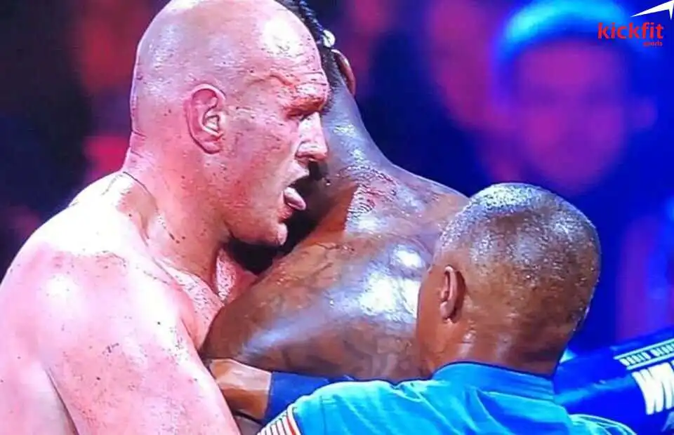 Khoảnh khắc Tyson liếm máu đối thủ ở hiệp 6