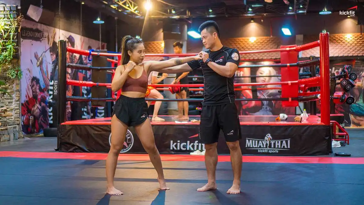 tap-boxing-cung-huan-luyen-vien-kickfit-sports