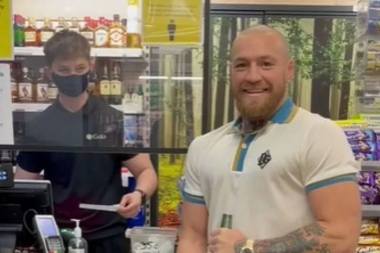 Conor McGregor hứng chỉ trích vì không đeo khẩu trang trong cửa hàng địa phương