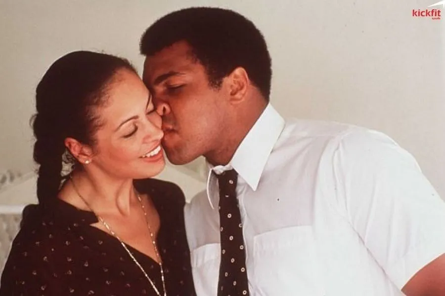 Huyền thoại quyền anh Muhammad Ali lừa dối vợ của mình và từ chối xin lỗi cô