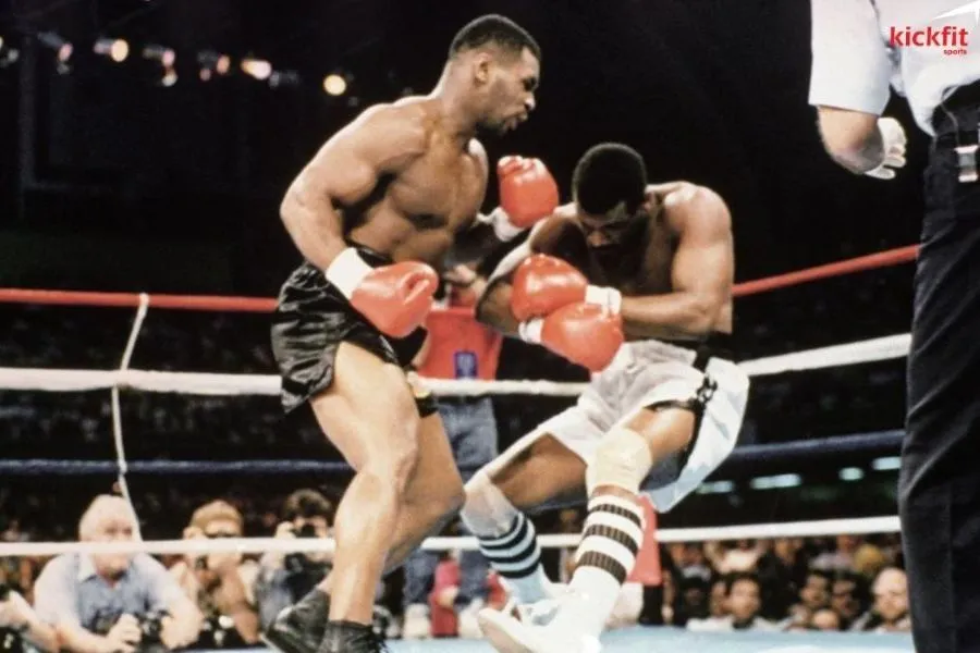 Tay đấm thép Mike Tyson đáng sợ đến mức nào? Nhà vô địch hạng nặng Michael Spinks bỏ chạy trước “Iron Mike”