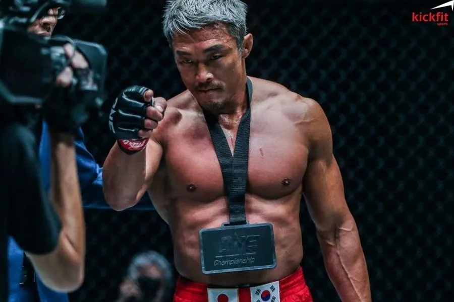 Tay đấm Yoshihiro Akiyama – Sexyama 46 tuổi vẫn sung sức trên sàn MMA