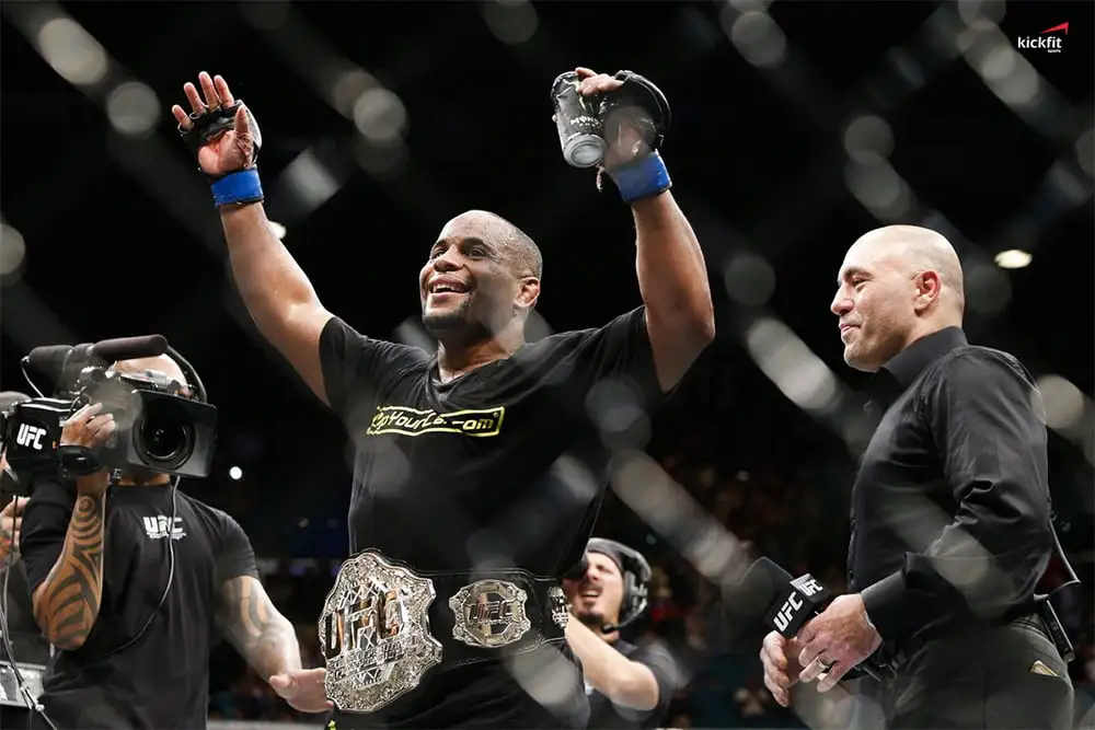 daniel-cormier-gianh-lay-dai-hang-nhe-ufc-voi-tu-cach-la-vo-si-thay-the-trong-ufc