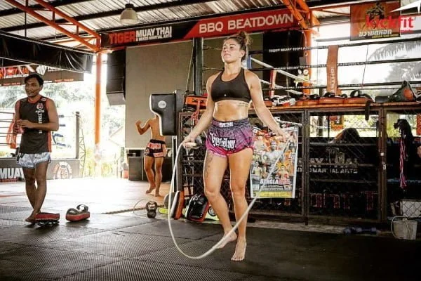Một vận động viên Muay Thái đang nhảy dây