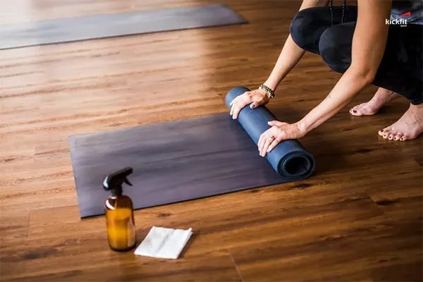 Hướng dẫn cách làm sạch thảm yoga của bạn để thảm được bền đẹp như mới