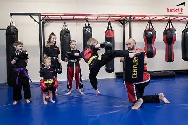Giải đáp thắc mắc của cha mẹ: Trẻ em có nên tập Kickboxing hay không?