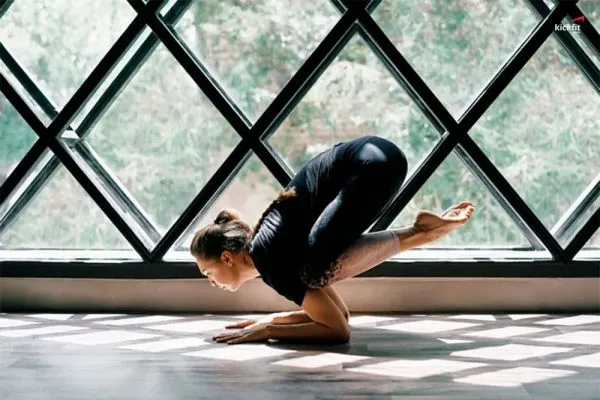 Hướng dẫn thực hiện tư thế con quạ trong yoga chi tiết nhất