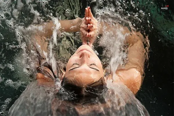 Độc lạ với xu hướng yoga dưới nước kết hợp với thiền định