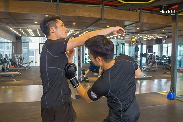 huong-dan-combo-boxing-xoay-hong-va-vai