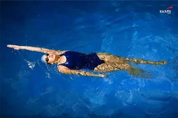 Làm thế nào để sửa lỗi bơi chéo trong bơi tự do và bơi ngửa?