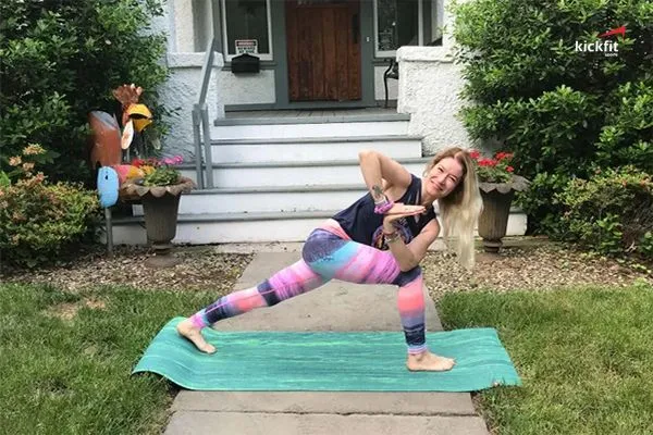 Thử ngay 10 tư thế yoga mùa hè thải độc và thanh mát cơ thể