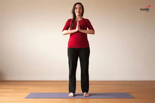 tu-the-yoga-truoc-khi-sinh-tadasana-voi-gach-yoga
