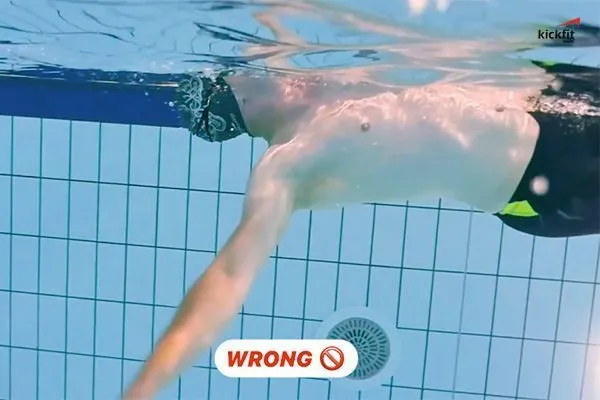 5 lỗi sai khi bơi ngửa phổ biến nhất mà người bơi lội mắc phải