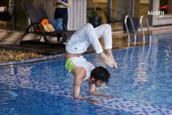 Trải nghiệm thú vị với lớp yoga dưới nước độc đáo tại Hà Nội