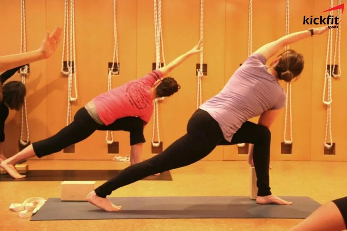 Iyengar Yoga có phương pháp tập luyện độc đáo khi có thể sử dụng bất cứ dụng cụ gì để hỗ trợ
