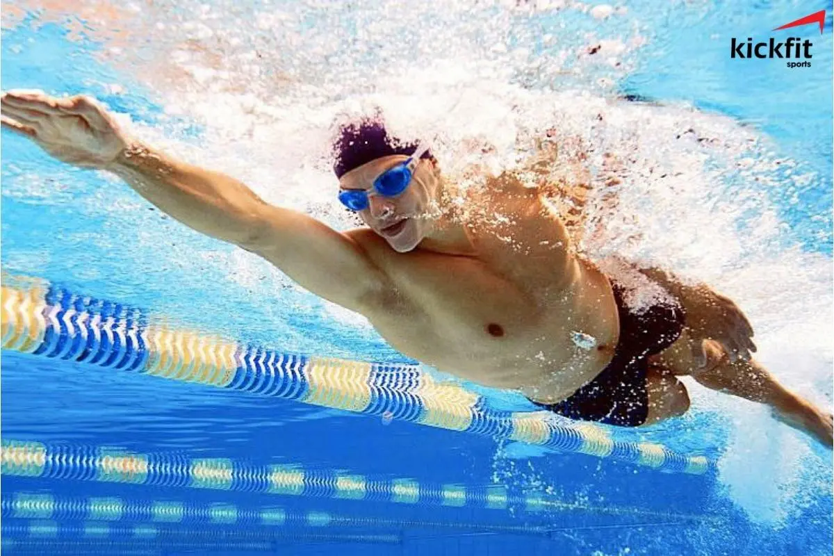 Vận động viên bơi có thân hình vạm vỡ, sức khỏe bền bỉ