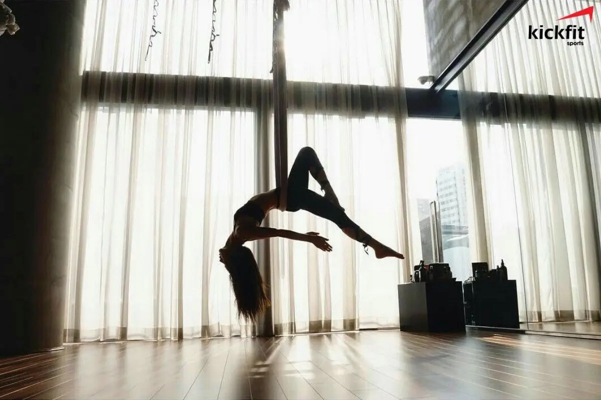 Yoga bay là biến thể của yoga truyền thống, sử dụng dây tập để thực hiện các động tác