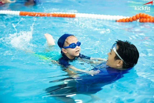 Cách tập bơi cho trẻ em - Đập chân dưới nước