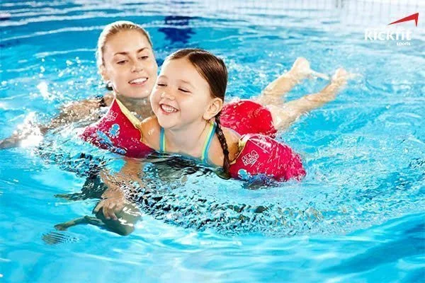 Cách tập bơi cho trẻ em - Đập tay dưới nước