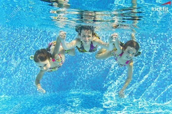 Để hoàn thành 1 kỹ năng bơi cơ bản thì còn động tác nhảy từ hồ xuống và kết hợp bơi