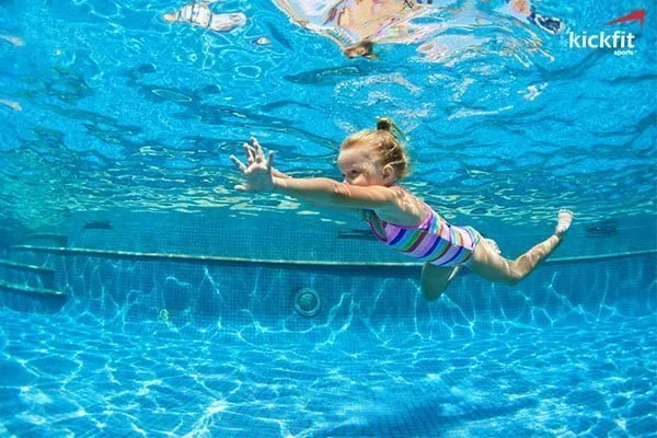 Bạn hãy để con tự bơi và dần dần khi trẻ quen, chúng sẽ bơi được quãng dài hơn