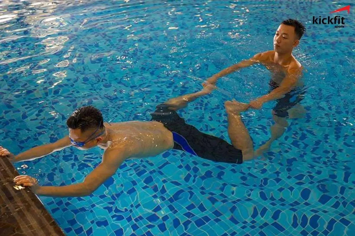 Bơi ếch là kiểu bơi dễ thực hiện, có thể giảm mỡ bắp chân và đùi