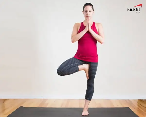 Bài tập yoga giúp thẳng lưng bằng tư thế cái cây