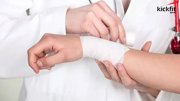 Dùng băng ép khi tập boxing đau cổ tay giúp nhanh lành chấn thương