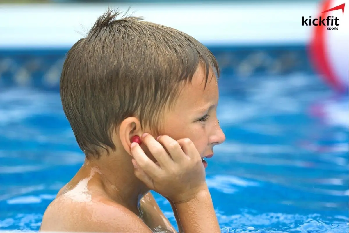Trang bị dụng cụ bảo vệ tai khi bơi là điều nên làm