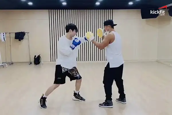 Bai-tap-the-hinh-cua-nhom-nhac-BTS-Jungkook-ket-hop-cung-bo-mon-boxing