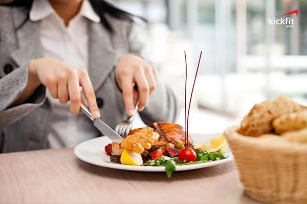 Top 5 các thói quen xấu trong bữa ăn cần phải loại bỏ ngay lập tức