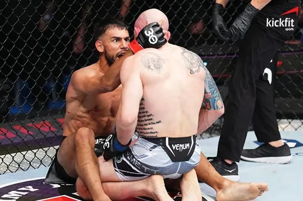 Khoảnh khắc cảm động: Yair Rodriguez động viên Josh Emmett sau trận đấu tại UFC 284