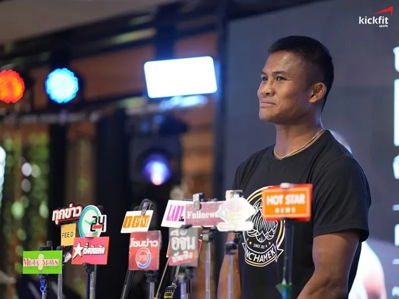 buakaw-chia-se-ve-y-dinh-nghi-kickboxing-voi-bao-gioi-compressed